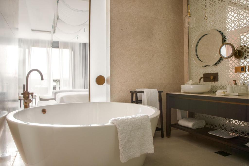 Jumeirah Rotana Hotel — 6